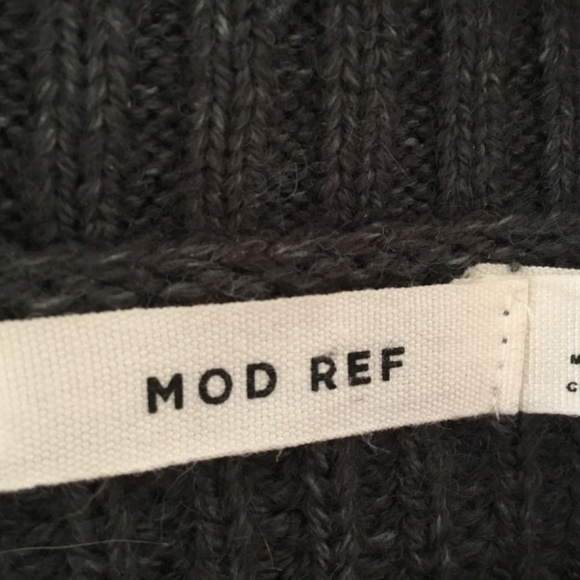 Mod Ref Grey Long Sleeve Cropped Crewneck Sweater: Women's Medium - Picture 3 of 3
